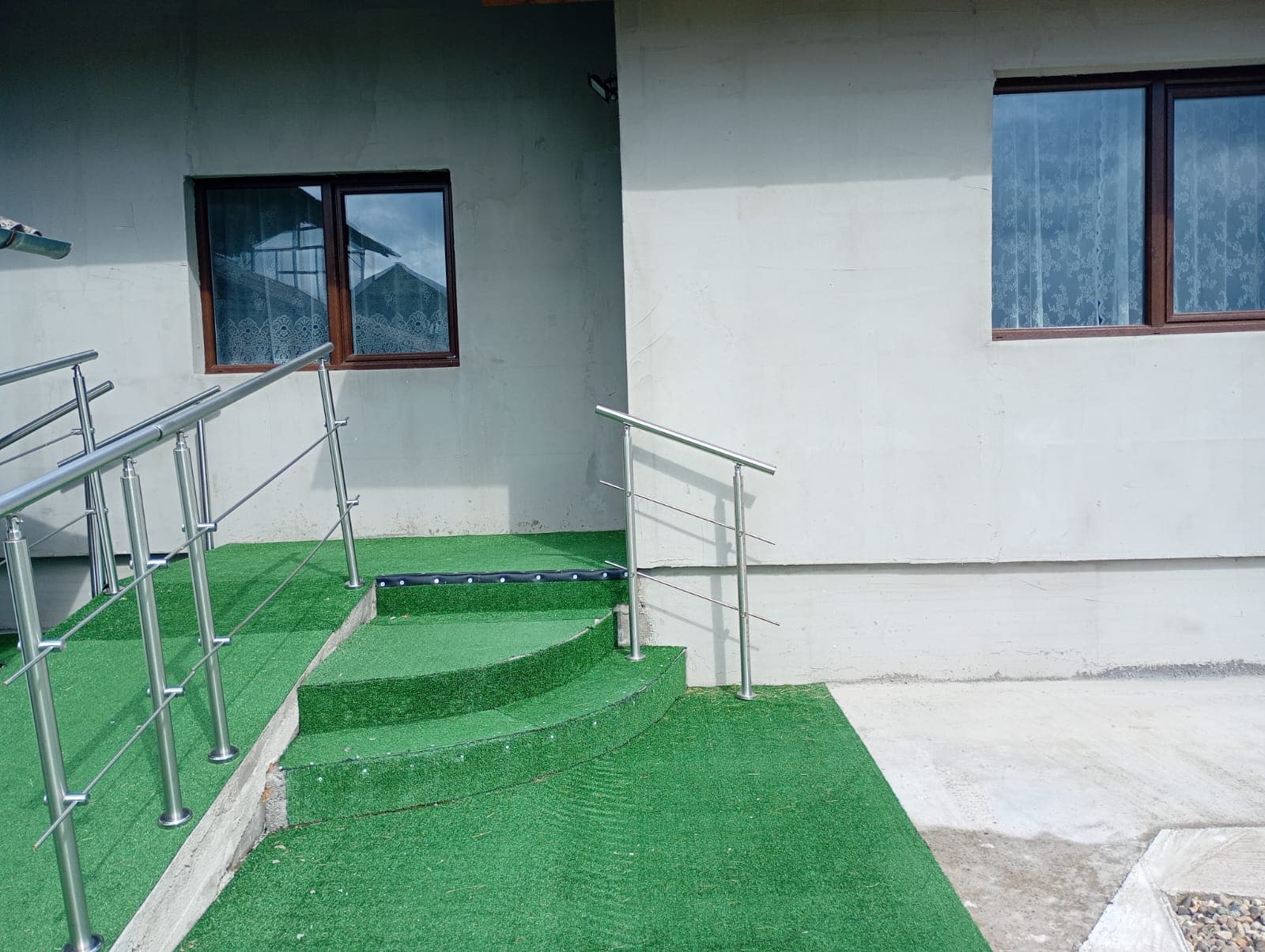Exterior, intrarea